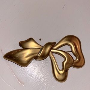 Vintage 70’s Monet bow/ribbon brooch/pin